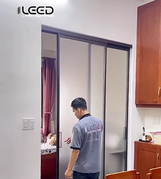 Hoàn thiện cửa nhôm kính Slim lùa không ray dưới tại TPHCM